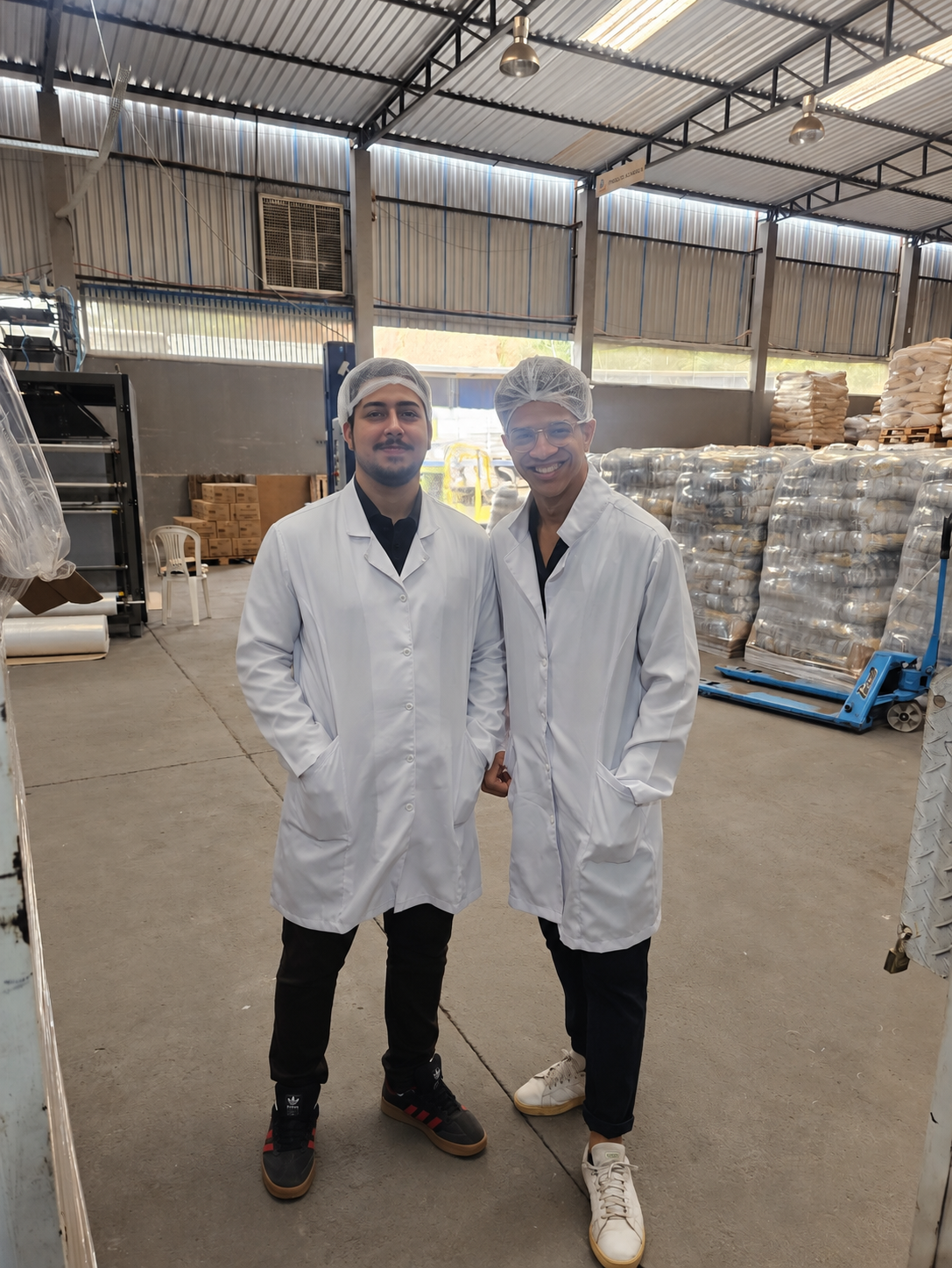 Luiz e Wesley durante a visita à Matinal Alimentos