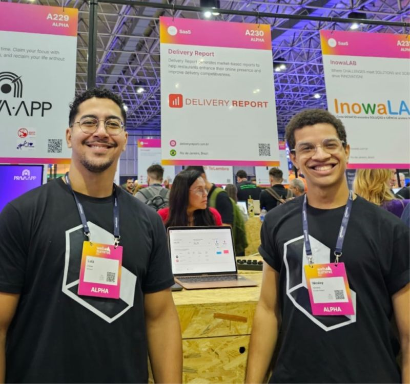 Equipe da Monosoft no estande do Delivery Report no Web Summit Rio